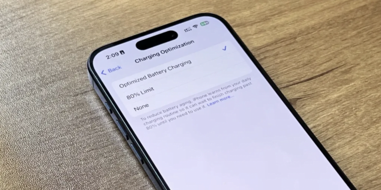 Có nên sử dụng tính năng sạc pin tối ưu hóa trên iPhone? (Ảnh: BGR)